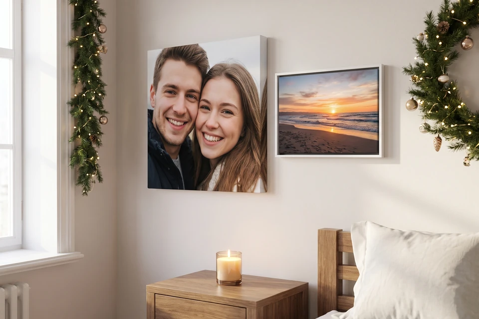 Schlafzimmer mit Leinwand und Foto im Schattenfugenrahmen