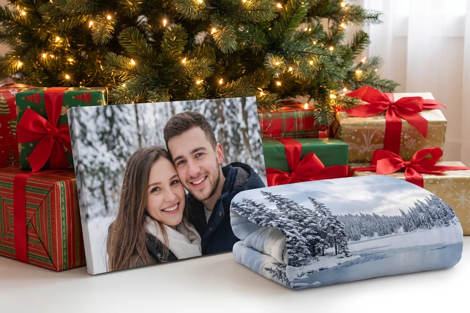 Weihnachtsgeschenke für die Freundin unter dem Weihnachtsbaum