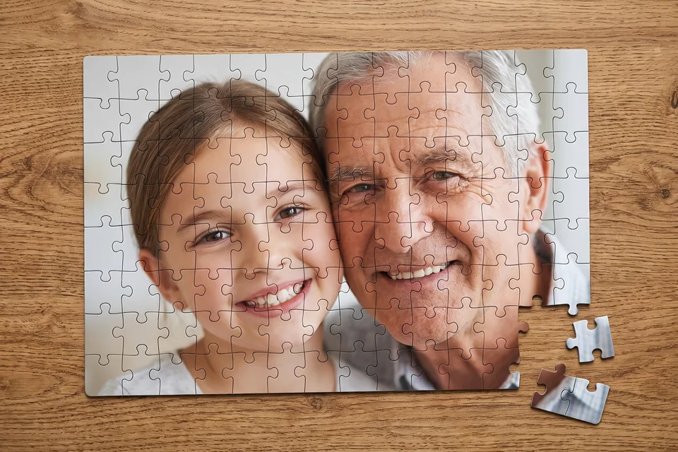 Fotopuzzle mit Familienfoto auf einem Tisch