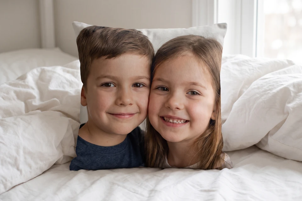 Fotokissen mit Kinderfoto auf einem Kinderbett