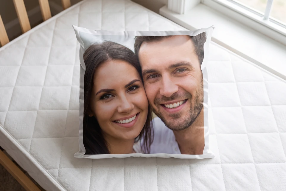 Fotokissen mit Foto der Eltern auf einem Kinderbett