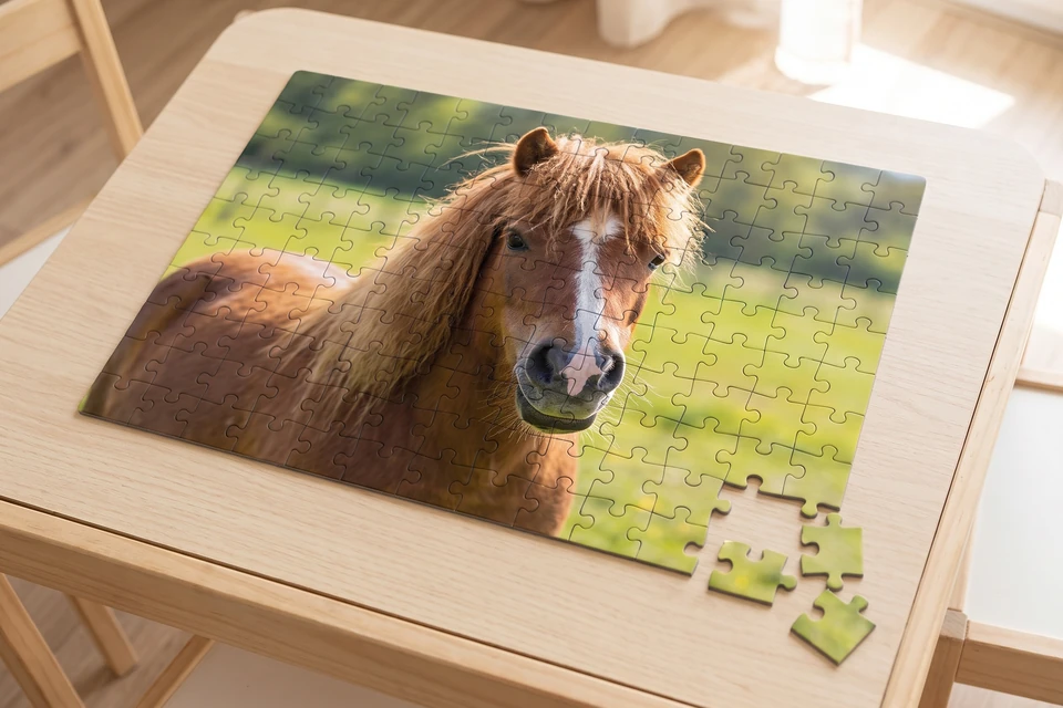 Fotopuzzle mit Tierfoto auf einem Kindertisch