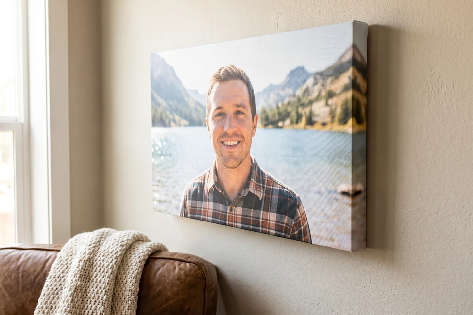 Leinwand mit Foto eines Mannes am Bergsee über einem Ledersessel
