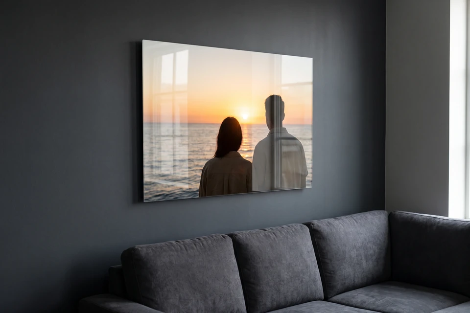 Acrylglasbild mit Foto eines Sonnenuntergangs am Meer über einem Sofa
