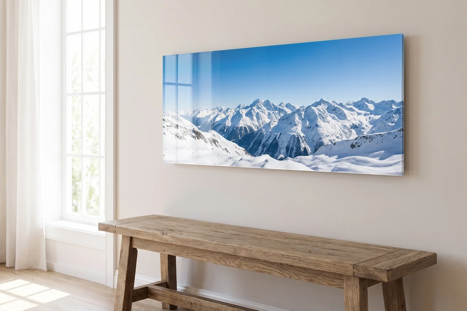 Acrylglasbild mit Bergpanorama in einem Wohnzimmer