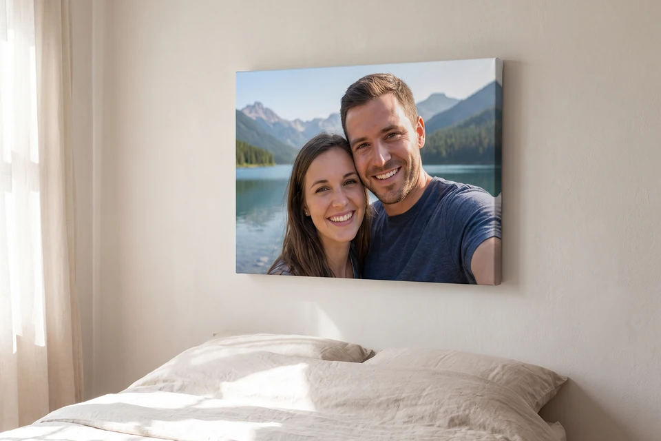 Paarfoto auf Leinwand über einem Bett