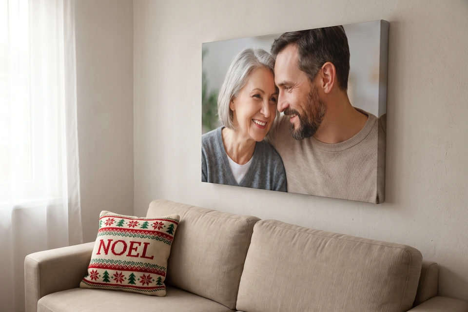 Leinwand mit Familienfoto über einem Sofa