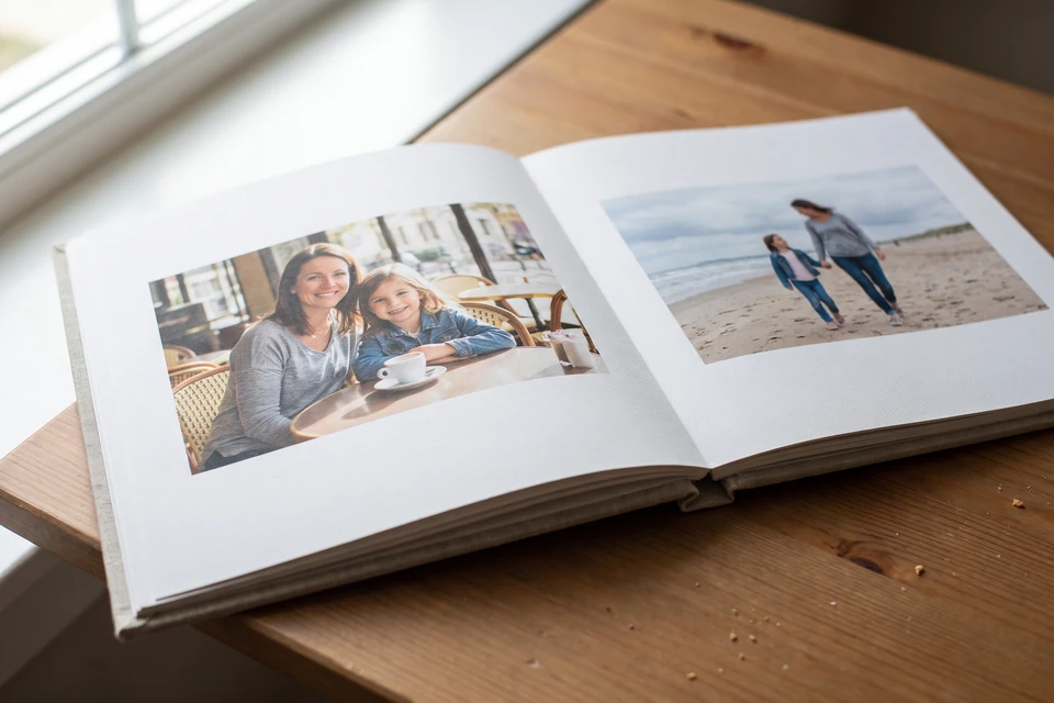 Fotobuch mit Fotos von Mutter und Tochter