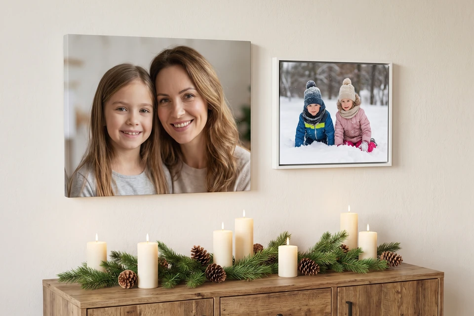 Wohnzimmer mit Familienfotos auf Leinwand und im Schattenfugenrahmen