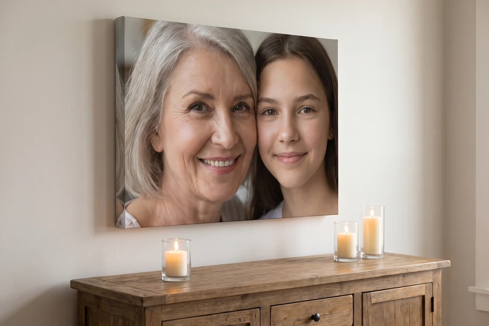 Leinwand mit Foto von Oma und Enkelin über einem Sideboard
