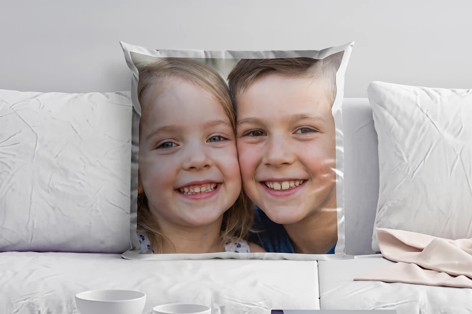 Fotokissen mit Enkelfoto auf einem Sofa