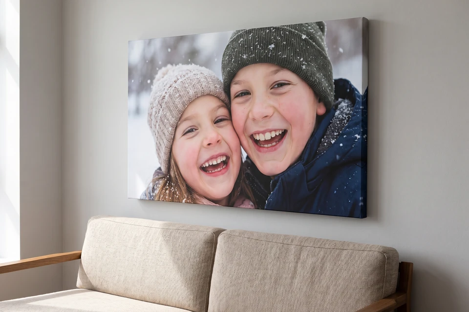 Leinwand mit Enkelfoto in einem Wohnzimmer