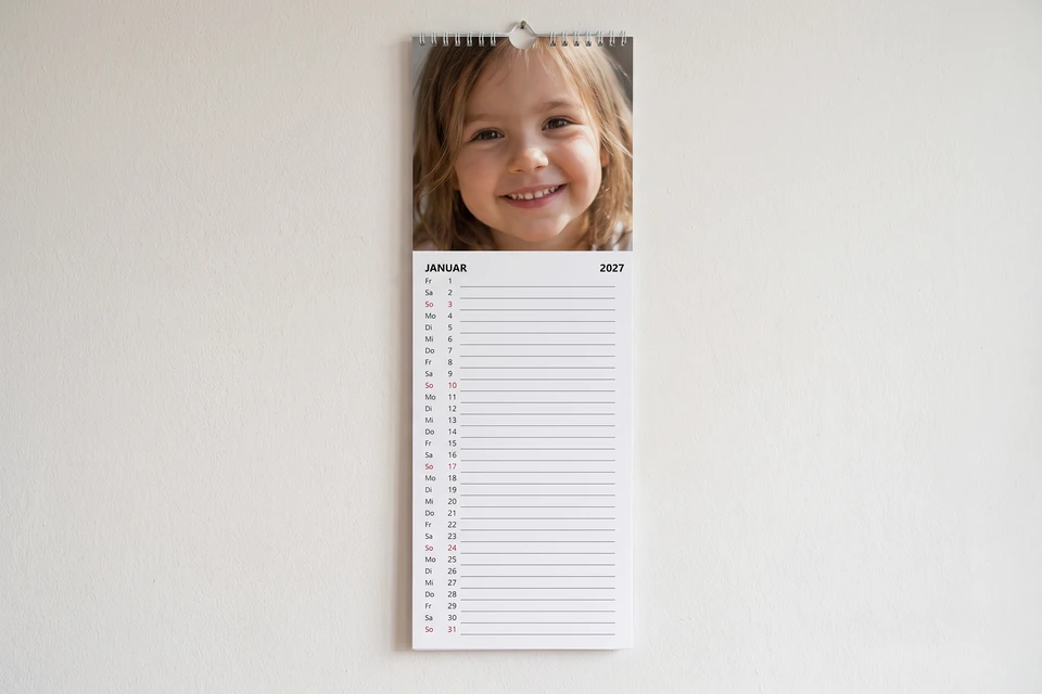 Küchenkalender mit Enkelfoto an der Wand