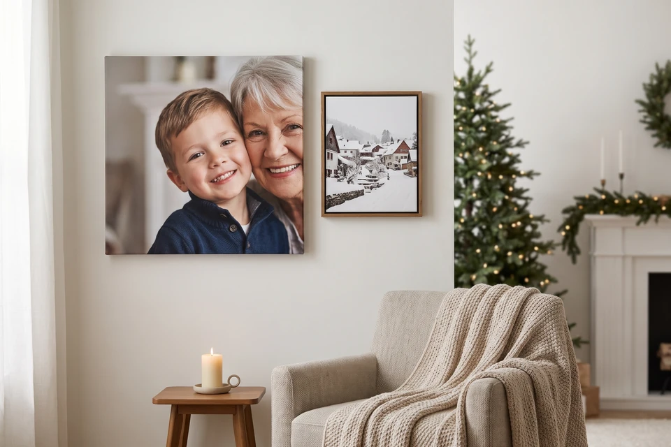 Wohnzimmerwand mit Leinwand und Foto im Schattenfugenrahmen
