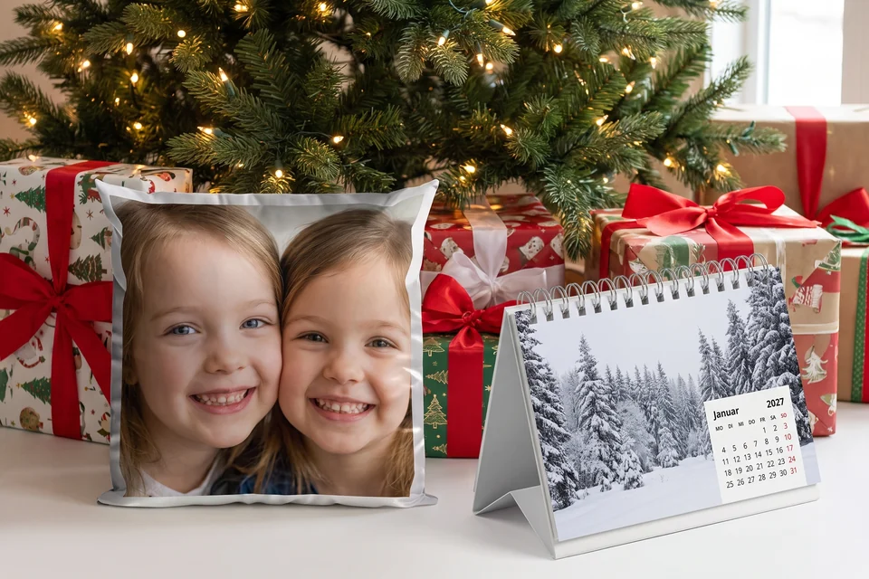 Weihnachtsgeschenke für Oma und Opa unter dem Weihnachtsbaum