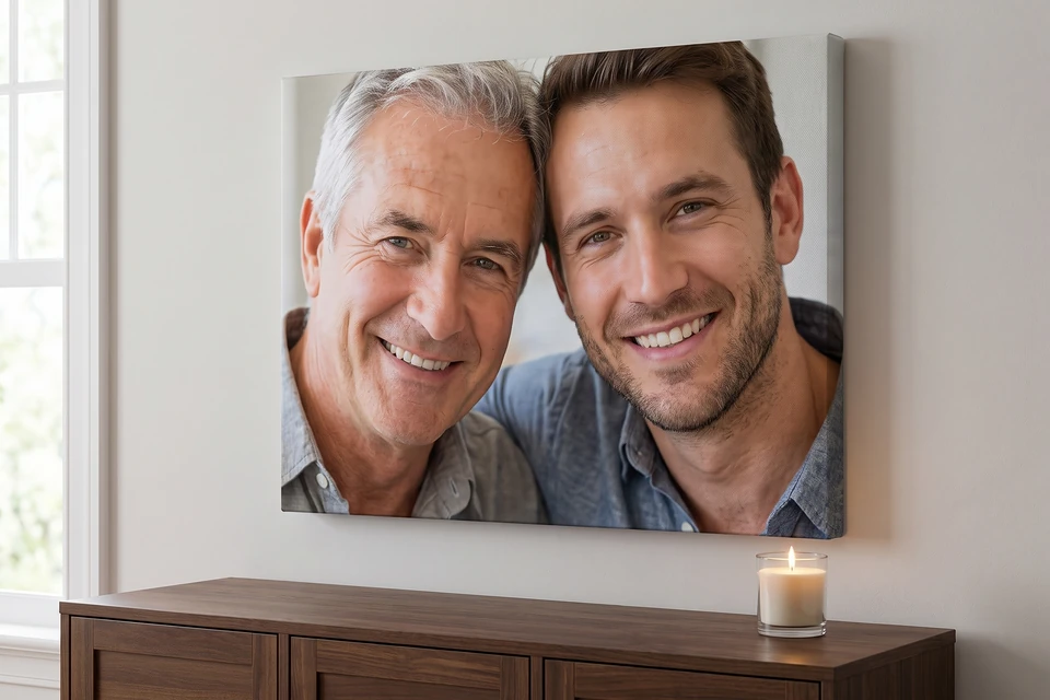 Leinwand mit Foto von Vater und Sohn über einem Sideboard