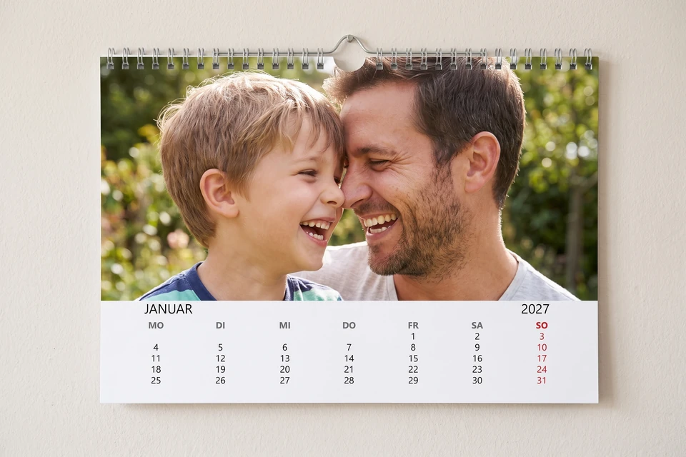 Wandkalender mit Foto von Vater und Sohn im Garten