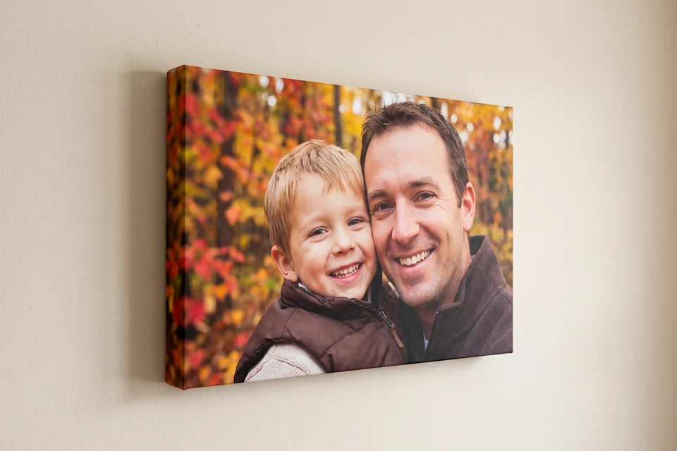 Leinwand mit Foto von Vater und Sohn im Herbstwald