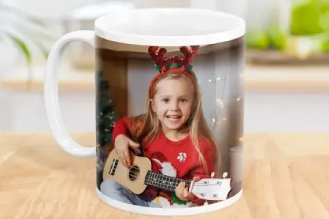 Fototasse mit Kinderfoto vor weihnachtlichem Hintergrund