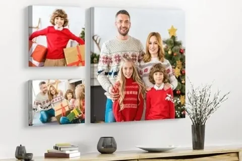 Mehrere Leinwände mit Familienfotos auf einem Sideboard zu Weihnachten