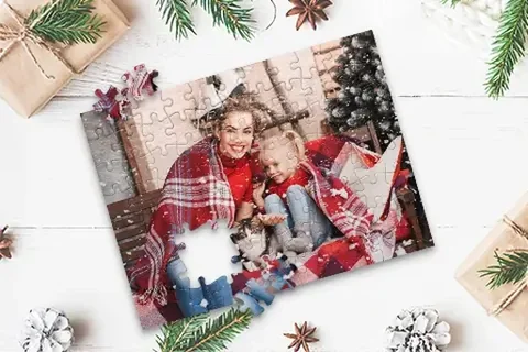 Fotopuzzle mit Familienmotiv zwischen Geschenken und Tannenzweigen
