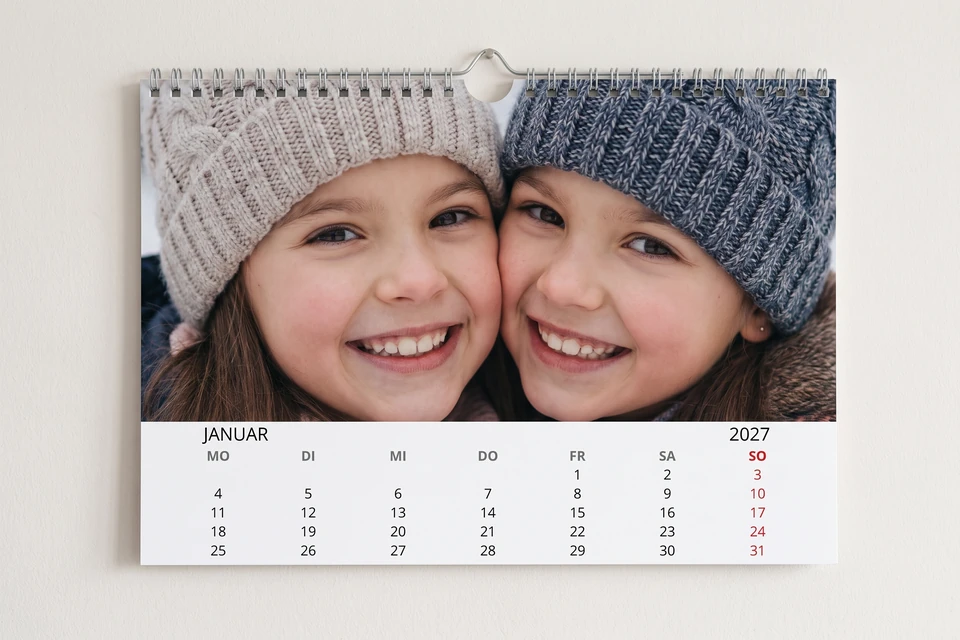 Wandkalender mit Familienfoto an einer Wand