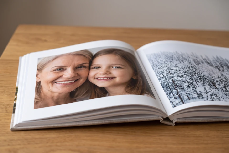 Aufgeschlagenes Fotobuch mit Familienfotos