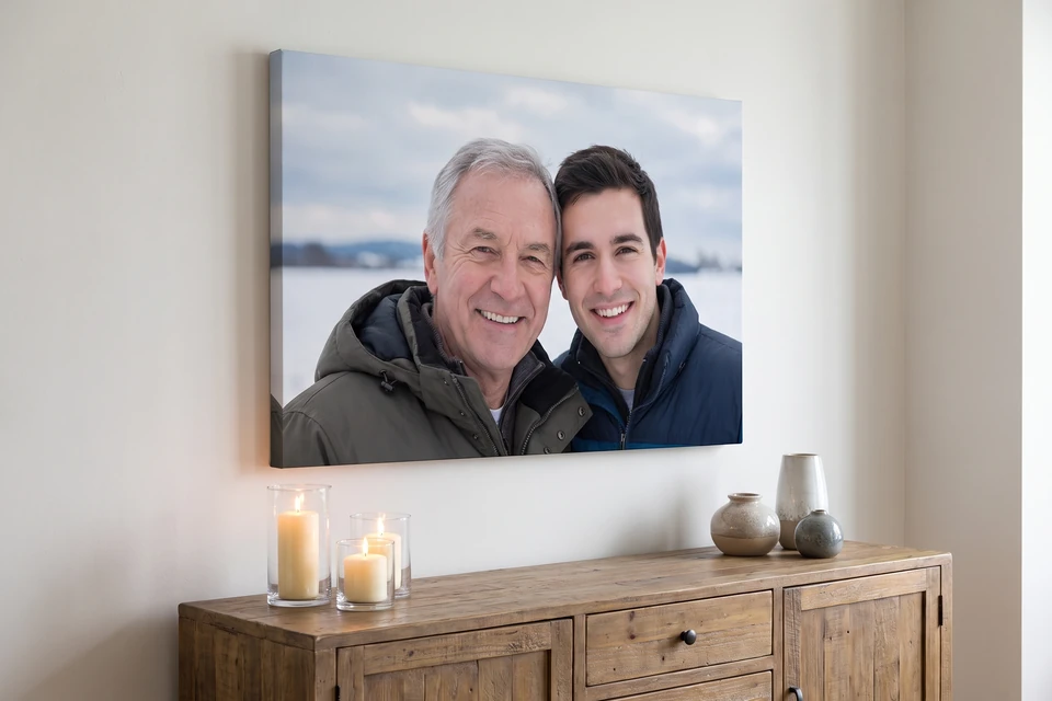 Leinwand mit Familienfoto über einem Sideboard