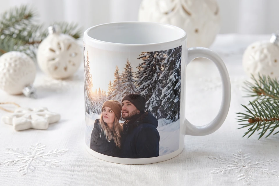 Porzellan-Fototasse mit Winterfoto auf einer Tischdecke