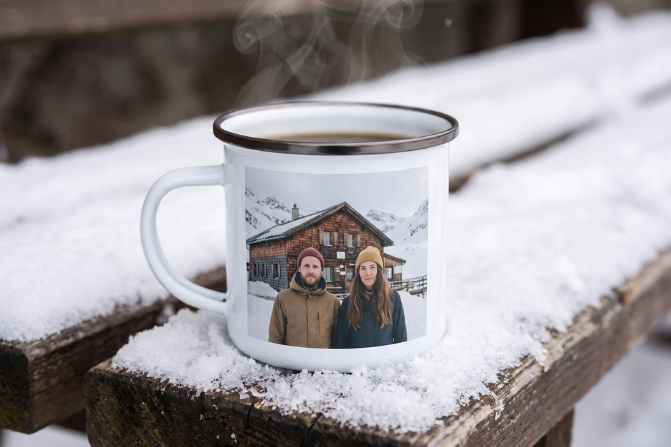 Emaille-Tasse mit Foto einer Berghütte im Schnee
