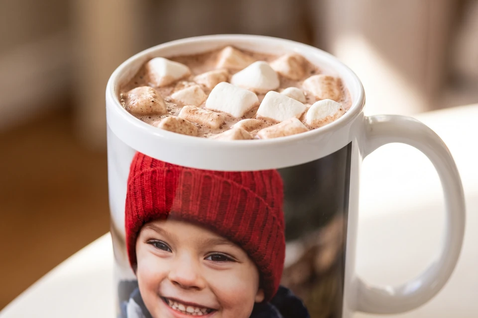 Keramiktasse mit Kakao und Marshmallows