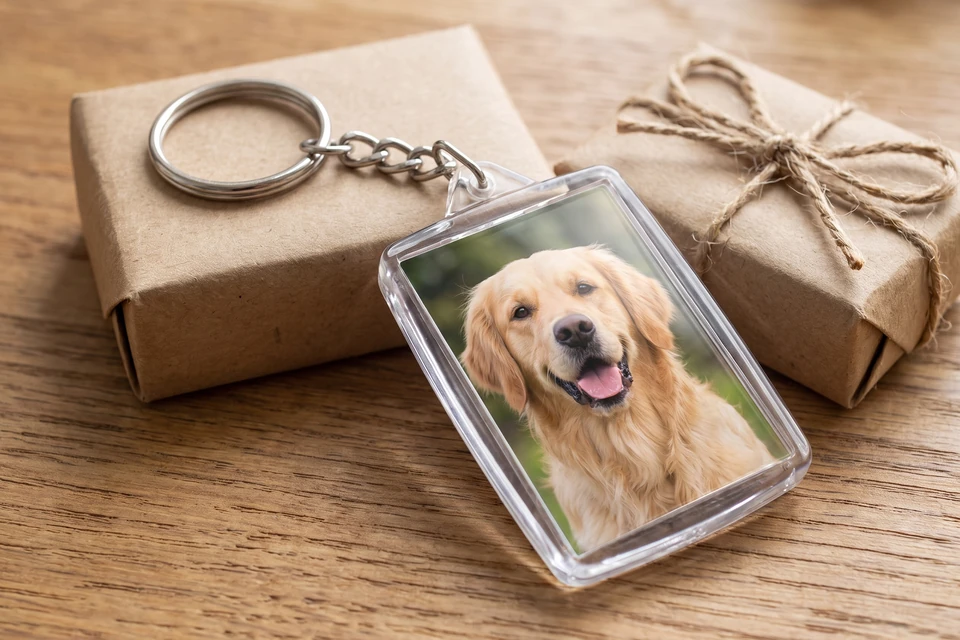 Foto-Schlüsselanhänger mit Hundefoto auf einem Tisch