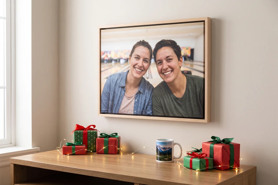 Büro-Schreibtisch mit Wichtelgeschenken und Foto im Schattenfugenrahmen