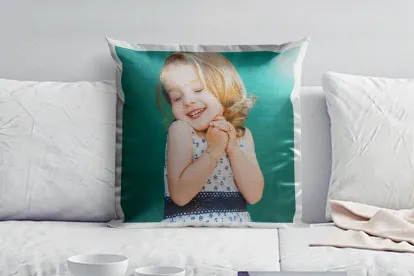 Fotokissen aus Satin Raumansicht