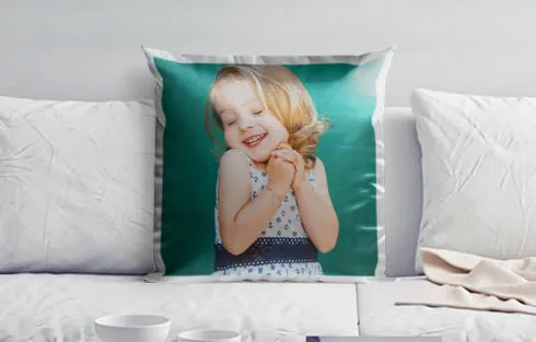 Fotokissen aus Satin Raumansicht