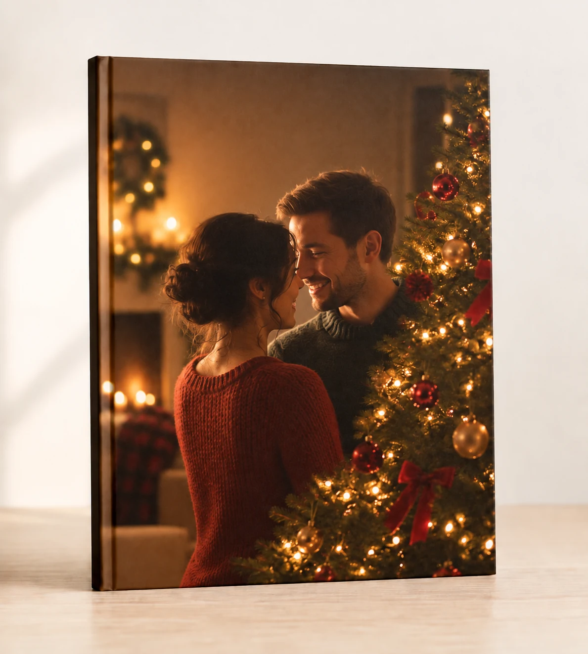 Weihnachts-Fotobuch im Hochformat, Hardcover mit einem Paar vor dem geschmückten Christbaum