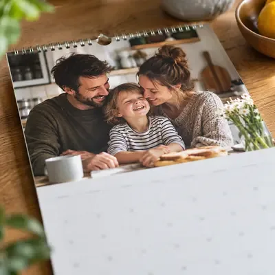 Monatsblatt eines Fotokalenders mit Familienfoto und Spiralbindung