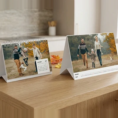 Zwei Tischkalender mit eigenen Fotos auf einem Schreibtisch