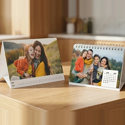Tischkalender im Breitformat und im kleinen Format nebeneinander auf dem Schreibtisch