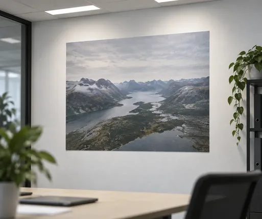 Mattes Poster unter Deckenleuchten im Büro, ohne Reflexion