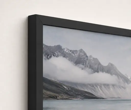Nahaufnahme eines Dekorrahmens mit Acrylglas-Abdeckung
