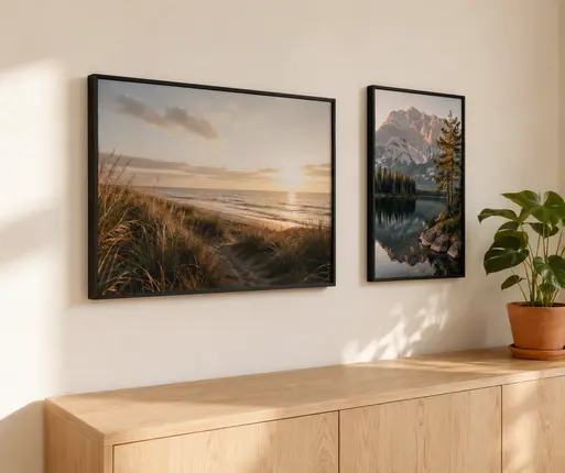 Zwei gerahmte Poster über einem Sideboard