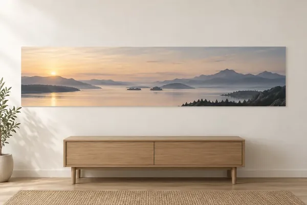 Panoramaposter mit Sonnenuntergang über einem Sideboard