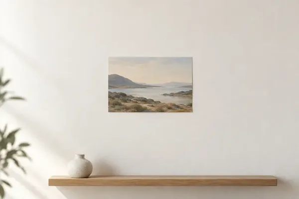 Kleines Poster mit Küstenlandschaft über einem Wandregal