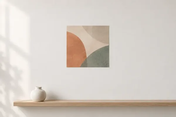 Quadratisches Poster mit abstraktem Motiv über einem Wandregal