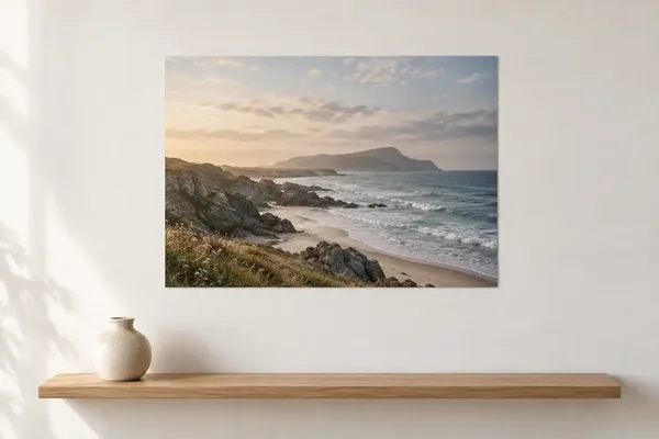 Poster mit Küstenlandschaft über einem Wandregal