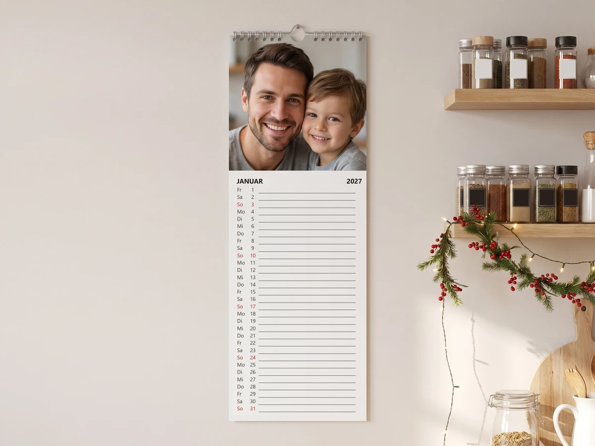 Küchenkalender mit Familienfoto an einer Küchenwand