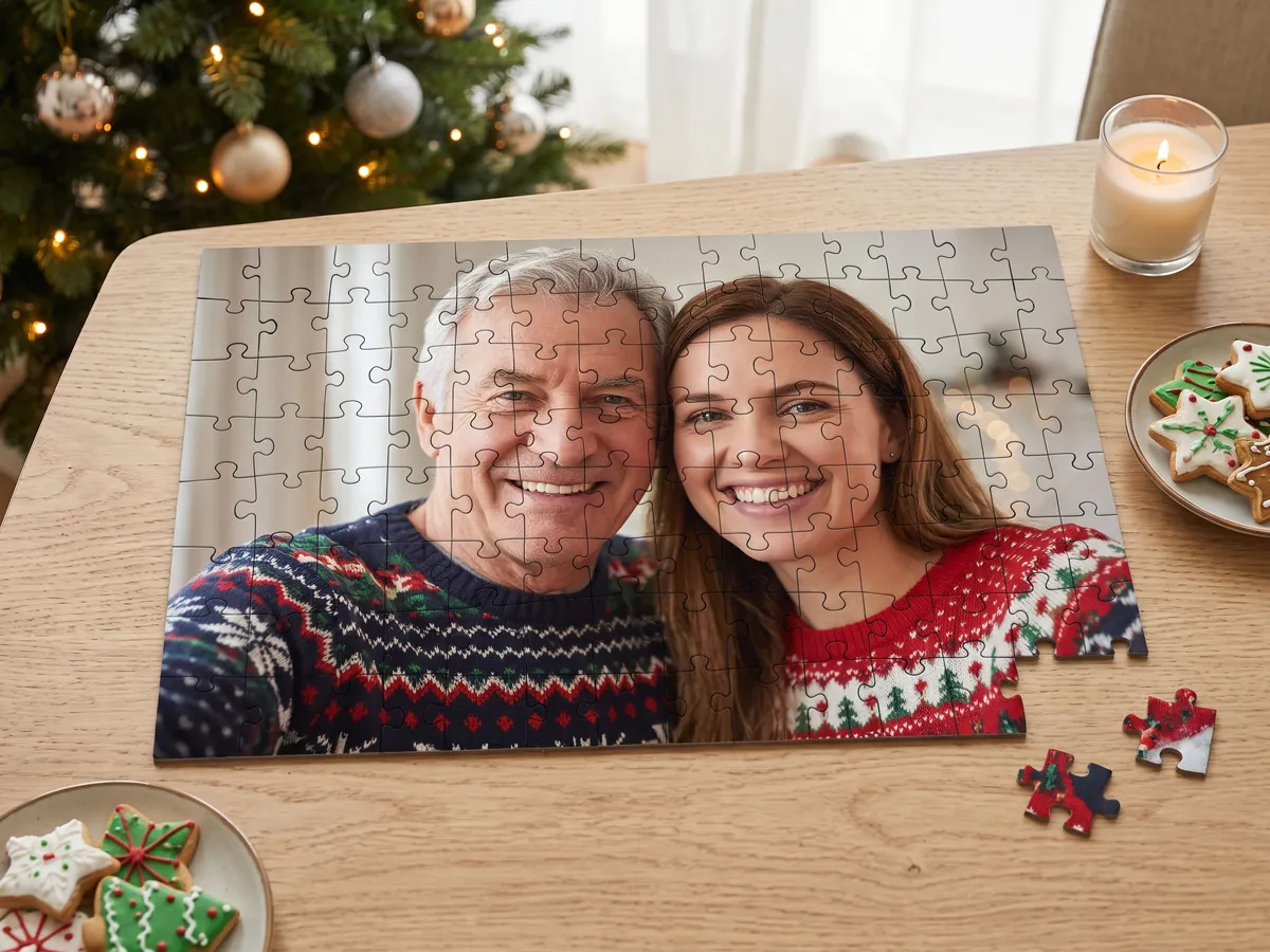 Fast fertiges Fotopuzzle mit Familienfoto vor dem Weihnachtsbaum