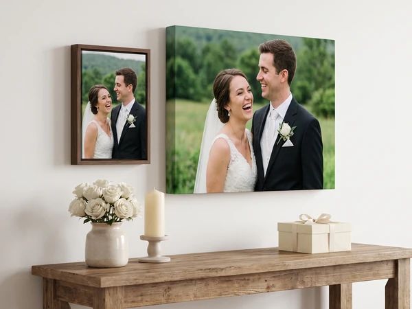 Hochzeitsfoto als Leinwand und Foto im Schattenfugenrahmen über einer Konsole mit Rosen