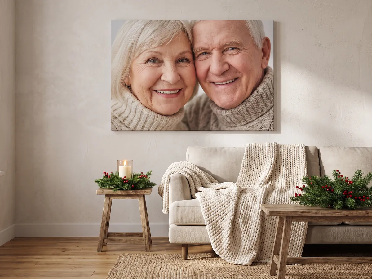 Leinwand mit Familienfoto über einem weihnachtlichen Sofa